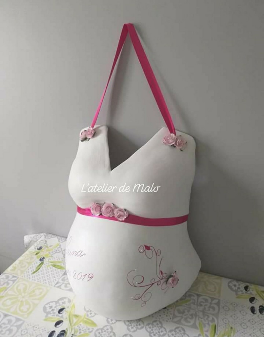 Buste de femme enceinte avec finition simple